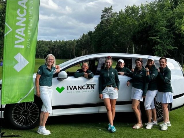 Die Mannschaft am Mannschaftsbus von Ivancan